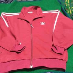 アディダス写真より落ち着いてる赤のパーカーです。のサムネイル