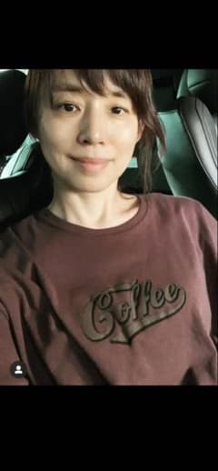 美品即日発送　ネストローブ リネン100濃紺フリル長袖シャツ　石田ゆり子 美品⭐︎石田ゆり子さん着用⭐︎coffee Tシャツ ロング - メルカリ