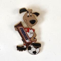 ☆38420 ピンバッジ ピンズ スニッカーズ サッカー アメリカワールド