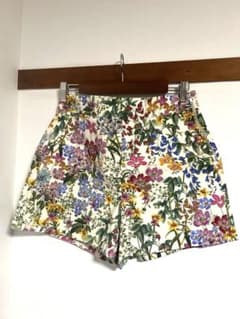 ZARA 花柄ショートパンツ Lサイズのサムネイル