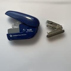 PLUS ステープラー 針なしホッチキス 一個と針使用ホッチキス一個のセットのサムネイル