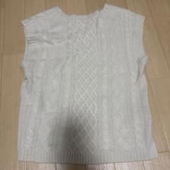 ベージュ ベスト ニットのサムネイル