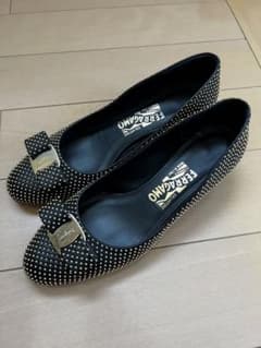 良品✨Salvatore Ferragamo 総スタッズリボンパンプスのサムネイル