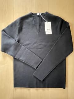 【新品タグ付き】ユニクロU ミラノリブ Vネックセーター 長袖（ネイビー）のサムネイル