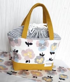 保冷シート付きお弁当トート+ナフキン✨花柄　　　ハンドメイドのサムネイル