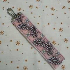 インド刺繍 スマホショートストラップ ピンク リーフ柄 花柄 ①