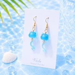 【ピアス/イヤリング】猫と風鈴　尻尾が揺れる　推しカラー　レッド　再販 ピアス/イヤリング】猫と風鈴 尻尾が揺れる 推しカラー ミニサイズ 青