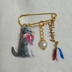 ブローチ　サバトラ猫ボール遊び　ゴールド　カブトピンのサムネイル