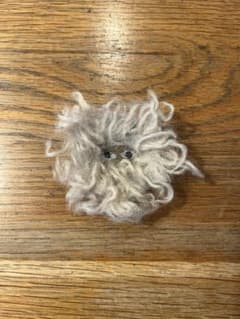 ②ミナペルホネン モーリー moorii サンキューベリーバッジ クリーム