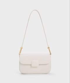 美品CHARLES & KEITH コアスクエアプッシュロックショルダーバッグ白のサムネイル