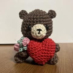 ハンドメイド　あみぐるみ ハートとお花を持ったクマさんのサムネイル