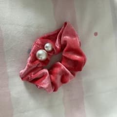 ベロア素材 パール付きシュシュ ピンクのサムネイル