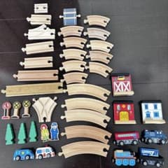 木製レール トーマス 街並みセット 乗り物 人形　トイザらスのサムネイル