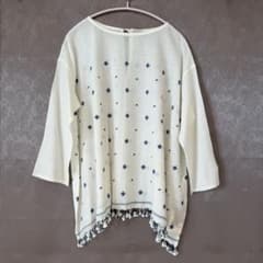 未使用タグ付き】45R 花柄刺繍 裾ポンポン 七分丈 ブラウス (サイズ0 