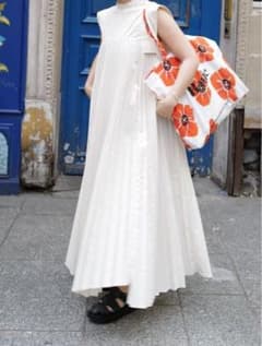 【新品タグ付】MYNE マイネ　プリーツ　ワンピース　なぐもふうか　ホワイト 新品タグ付】MYNE マイネ プリーツ ワンピース なぐもふうか ホワイト