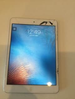 iPad mini 2 16GB (画面割れ、傷多め)のサムネイル