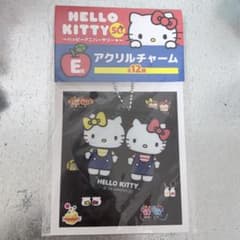 ハローキティ 50周年 アクリルチャーム E賞のサムネイル