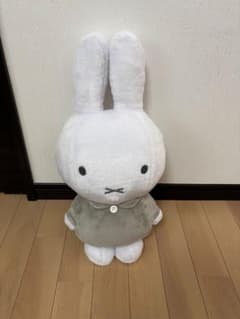 ミッフィー ぬいぐるみ グレーの服のサムネイル