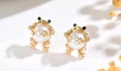 y*1様 カエル パール 風ピアス 両耳用 ゴールドカラーのサムネイル