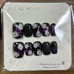 【まとめ買い値引き】ネイルチップ 紫 花柄 スクエア ブラック ラメのサムネイル