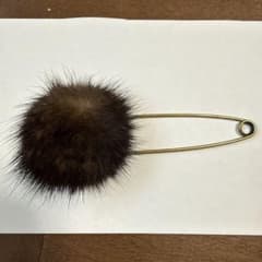 美品　ファーポンポン付き 安全ピン型ブローチのサムネイル