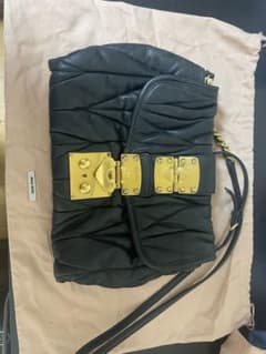 miu miu ブラックショルダーバッグのサムネイル