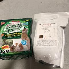 チンチラフードと牧草キューブのサムネイル
