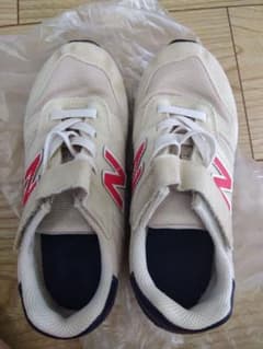 New Balance 573 ベージュ/ネイビー スニーカーのサムネイル