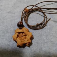 山葡萄のひごで編んだペンダントのサムネイル