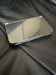 NEWニンテンドー3DS LL ブラック　ハードゴールド付きのサムネイル