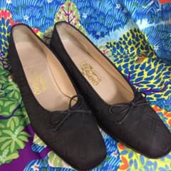 お値下げ‼️フェラガモ❤️地模様の生地のパンプス✳️23.5正規品‼️のサムネイル