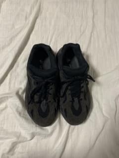 アディダスYeezy boost700v2のサムネイル