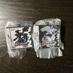 ポケモン30周年　キーホルダー　ブラック　ホワイトのサムネイル