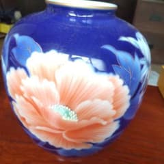 宮内庁御用達 深川製磁 牡丹 青色陶器 花瓶 ピンク花柄 - メルカリ