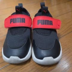 PUMA キッズスニーカー ブラック×レッドのサムネイル