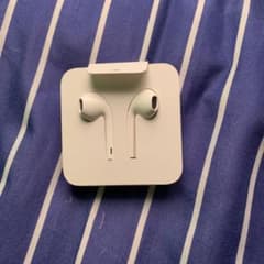 iPhone付属品 純正イヤホンのサムネイル
