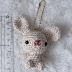 あみぐるみ うさぎのキーホルダーのサムネイル