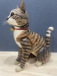 木彫り 猫 可動式 置物 キジトラ 鈴付き インテリア - メルカリ
