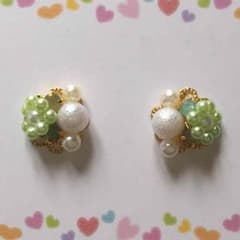 春カラー:グリーンビジューピアスのサムネイル