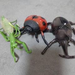昆虫フィギュアセット（緑・赤・黒）のサムネイル