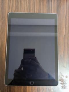 APPLE iPad IPAD WI-FI 32GB 2017 GR(箱あり）のサムネイル