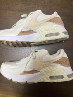 値下げ〜NIKE エアマックスエクシーコルク　スニーカー24のサムネイル