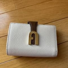 フルラ　二つ折り財布のサムネイル