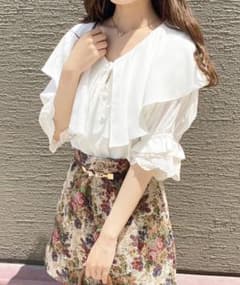 【新品】ラッフルデザインブラウスのサムネイル