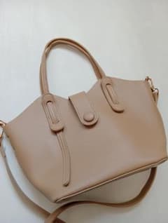 上品なベージュのショルダーバッグ。のサムネイル