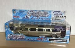 Maisto 1/24 Ford Excursion Limoのサムネイル