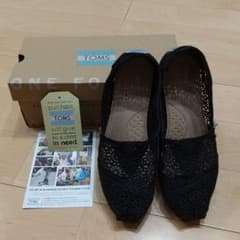 TOMS 黒レースシューズ 23㎝のサムネイル