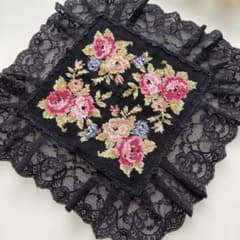 花柄刺繍 タオルハンカチ レース縁取りのサムネイル