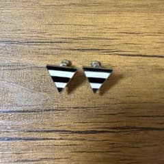 【美品】トライアングルイヤリング ブラック×ホワイトのサムネイル