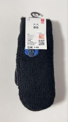 新品 UNIQLO×KAWS キッズ ミトン S/M 黒のサムネイル
